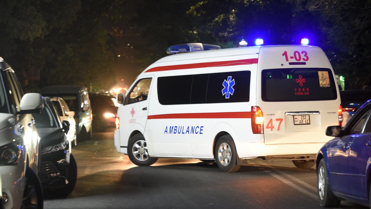 سيارة إسعاف قرب مستشفى عسكري بأذربيجان نقل إليه المصابون بالاشتباكات