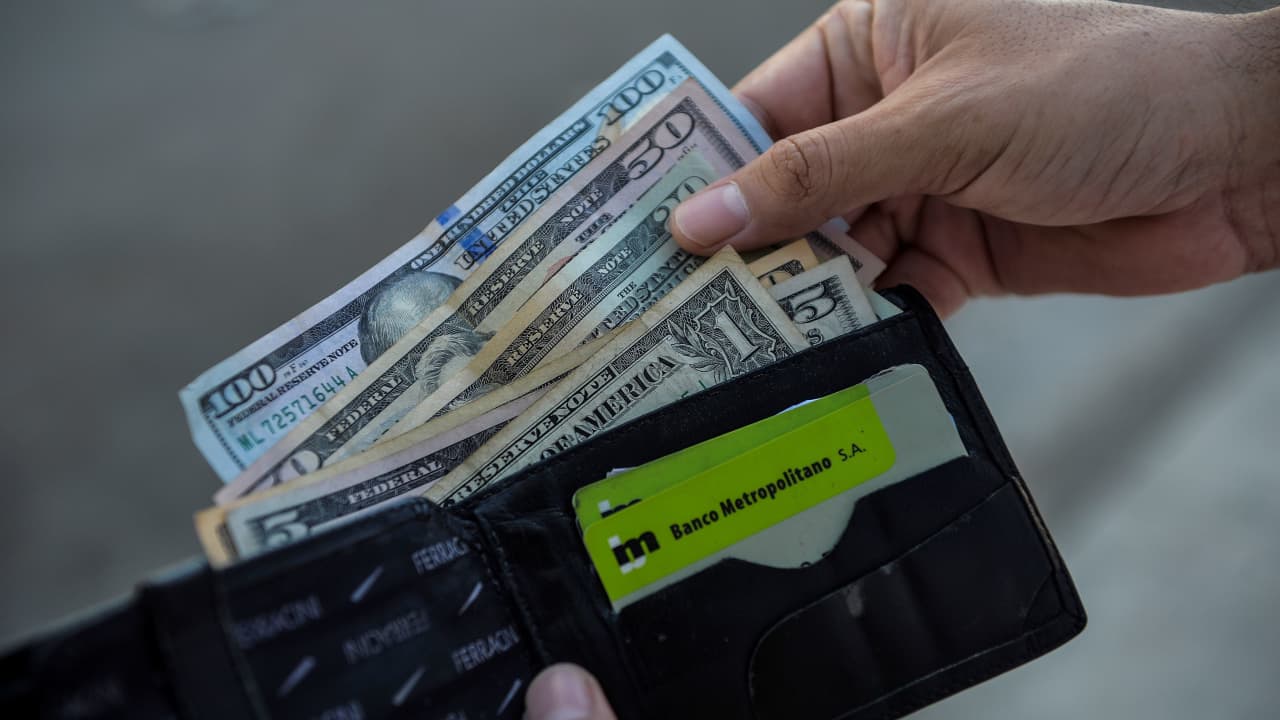 صورة تعبيرية لنقود في محفظة