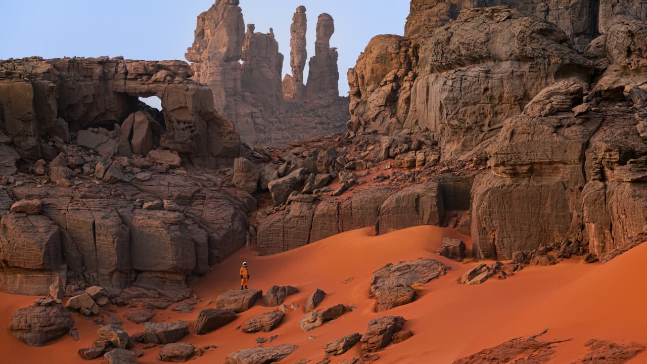 "قطعة من المريخ على الأرض"..أمريكي يبرز صحراء الجزائر كأنها من "عالم آخر" 