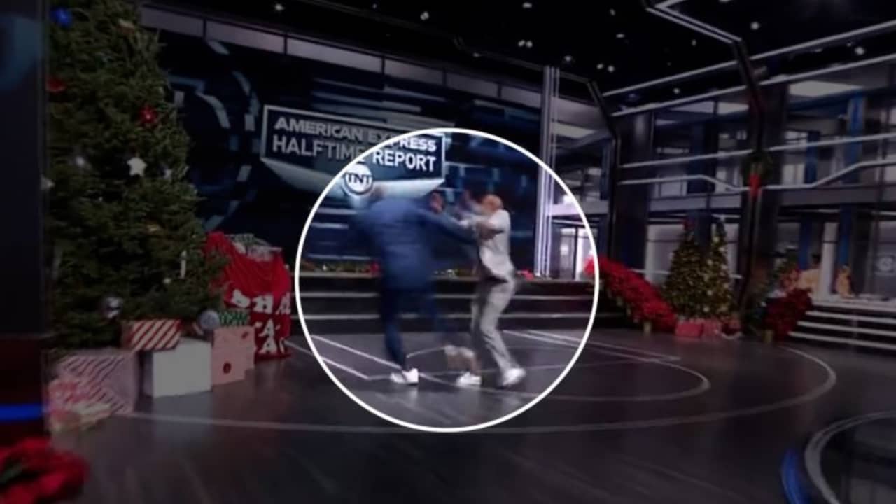 خلال بث على الهواء.. شاهد دفع شاكيل أونيل نجم كرة السلة وسقوطه على شجرة الميلاد