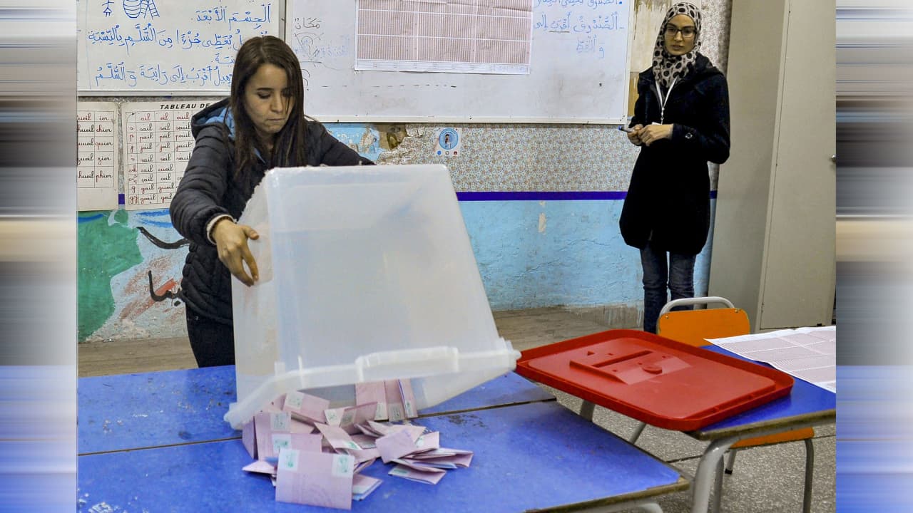 من عمليات فرز الأصوات في الانتخابات التشريعية التونسية 