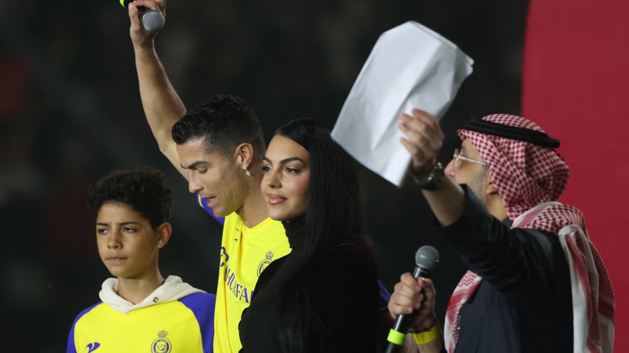 كريستيانو رونالدو وشريكته وابنهما خلال حفل تقديم النجم البرتغالي لنادي النصر السعودي بالرياض 