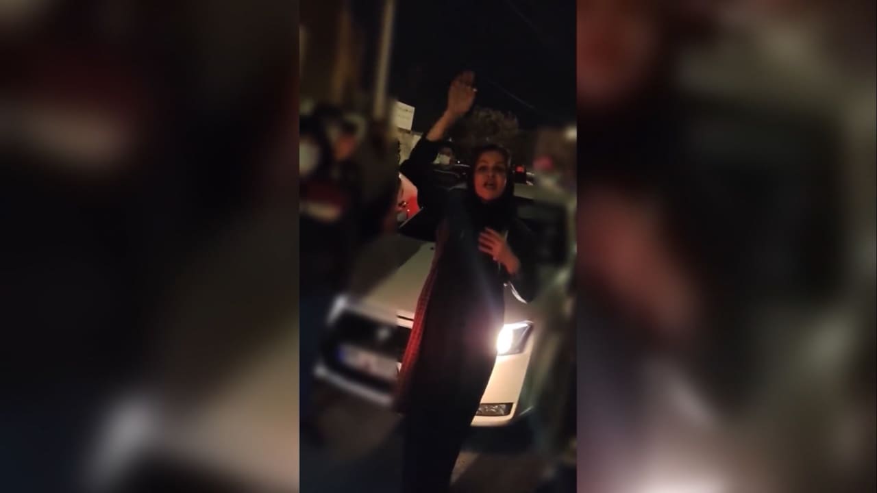 دموع تنهمر وقلوب تتفطر.. آباء وأمهات يخاطرون بحياتهم لإنقاذ أبنائهم من الإعدام في إيران