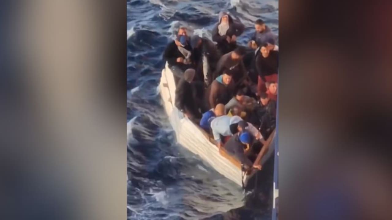 من قارب متهالك إلى سفينة فاخرة.. كاميرا ترصد لحظات نقل مهاجرين في عرض البحر
