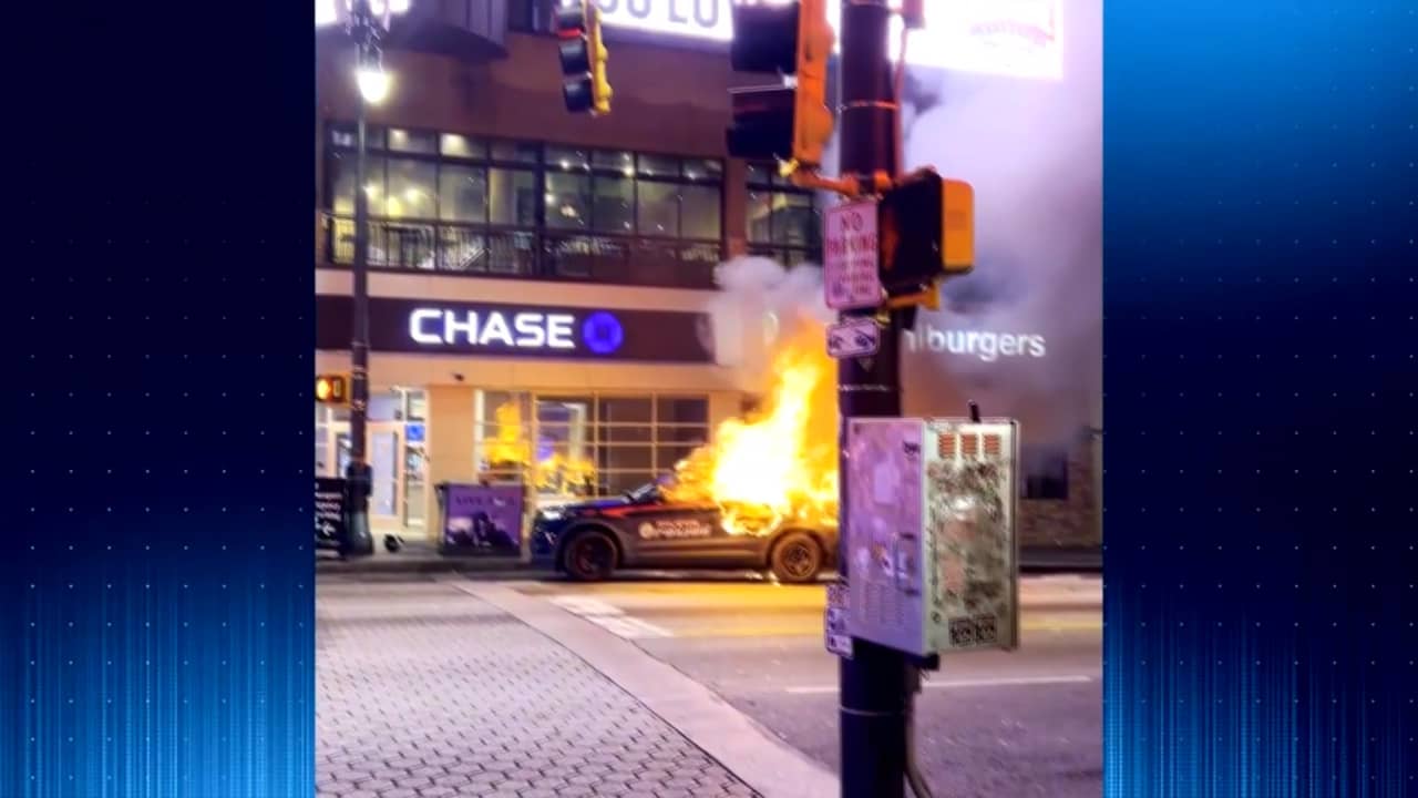 حرق سيارة شرطة انتقامًا لمقتل متظاهر.. مظاهرة سلمية تتحول لأعمال عنف في أمريكا