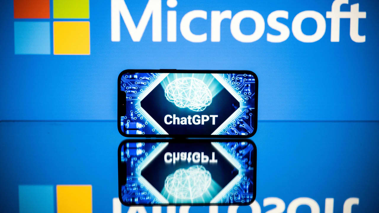 شاشات تعرض شعارات Microsoft و ChatGPT ، برنامج ذكاء اصطناعي للمحادثة تم تطويره بواسطة OpenAI