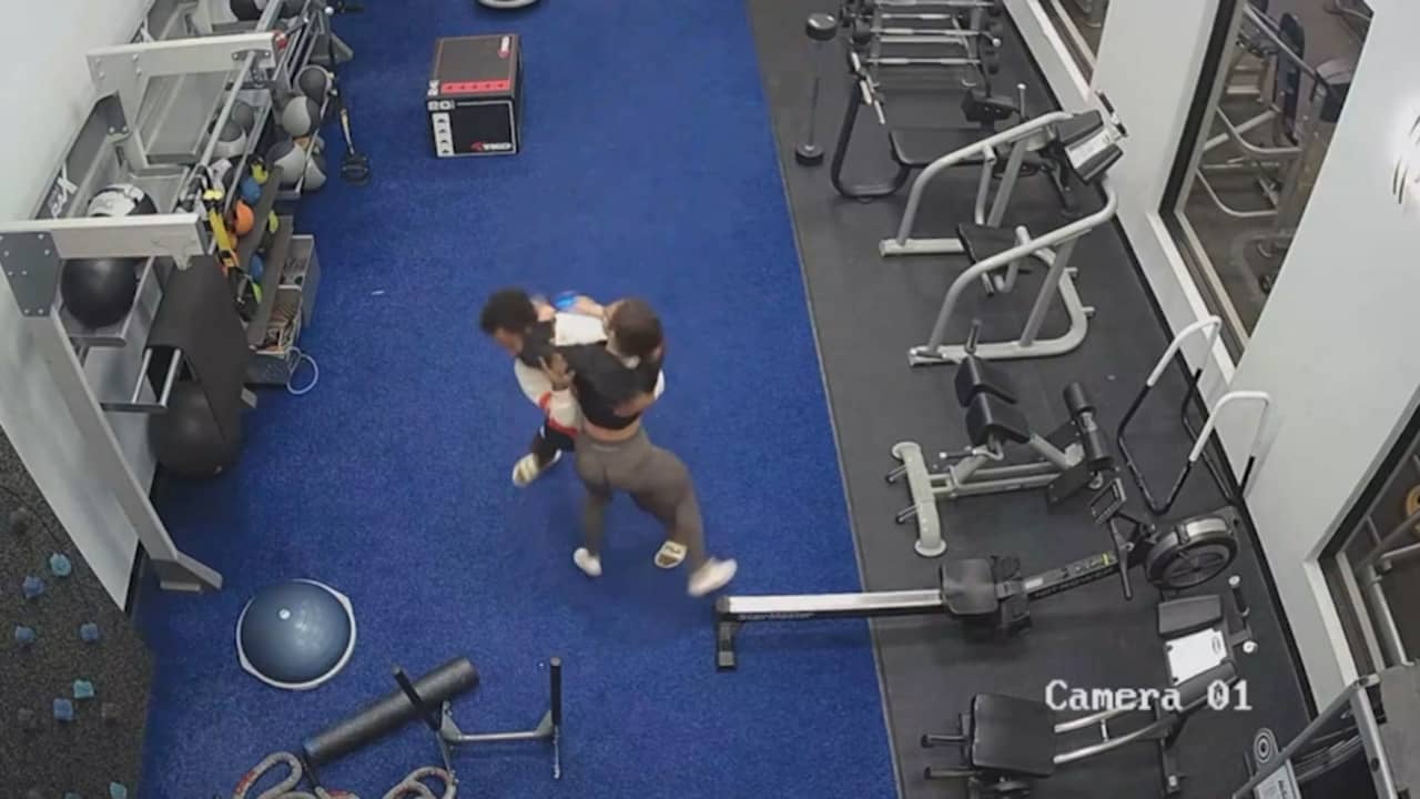 اعتقد أنها فتاة سهلة المنال.. كاميرا ترصد هجوم رجل على لاعبة كمال أجسام