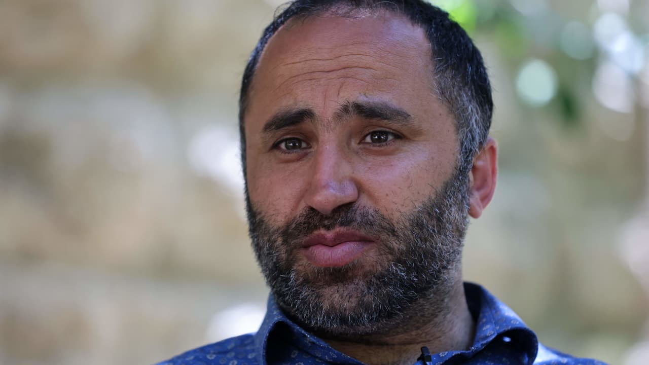 ناشط فلسطيني يؤكد لـCNN تعرضه للضرب على يد جندي إسرائيلي في الخليل ويخشى على حياته