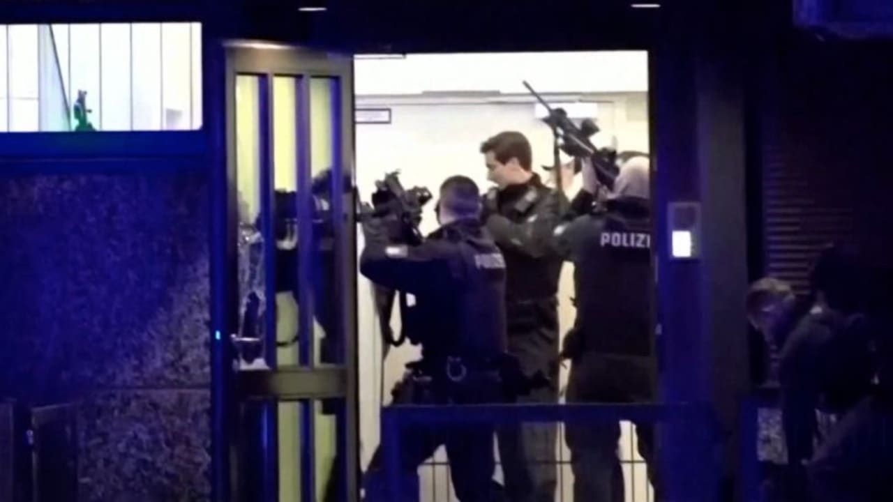 فيديو يُظهر المشاهد الأولية بعد إطلاق نار في هامبورغ.. واقتحام رجال الشرطة مبنى الحادثة