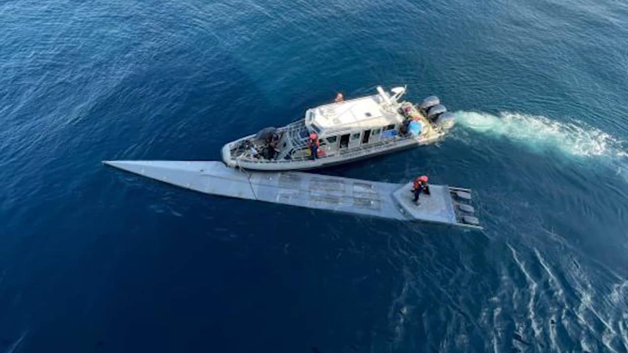 جثتان و3 أطنان من الكوكايين.. شاهد البحرية الكولومبية تعترض سفينة غواصة في المحيط الهادئ