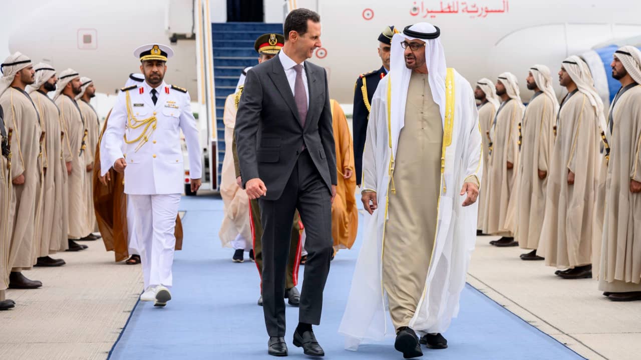 بشار الأسد يصل إلى الإمارات برفقة زوجته أسماء