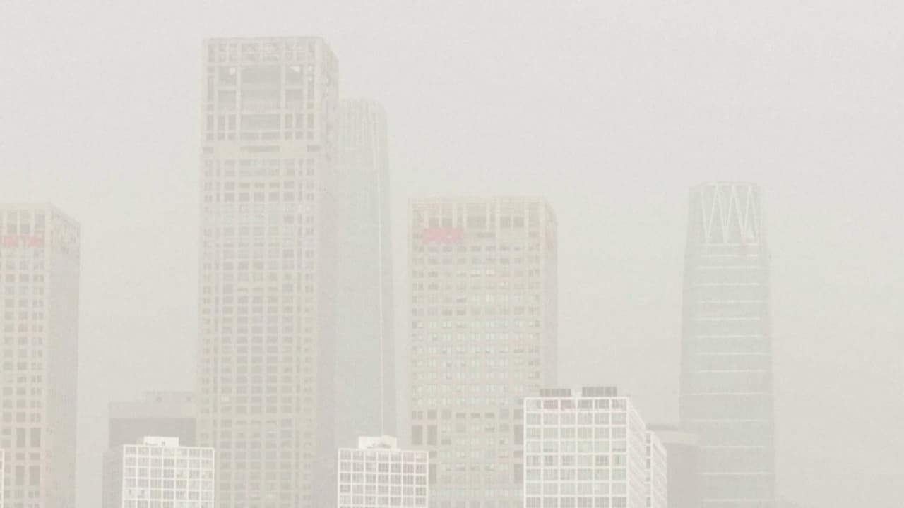 دفعت تلوث الهواء إلى مستويات خطرة.. عاصفة رملية هائلة تجتاح الصين
