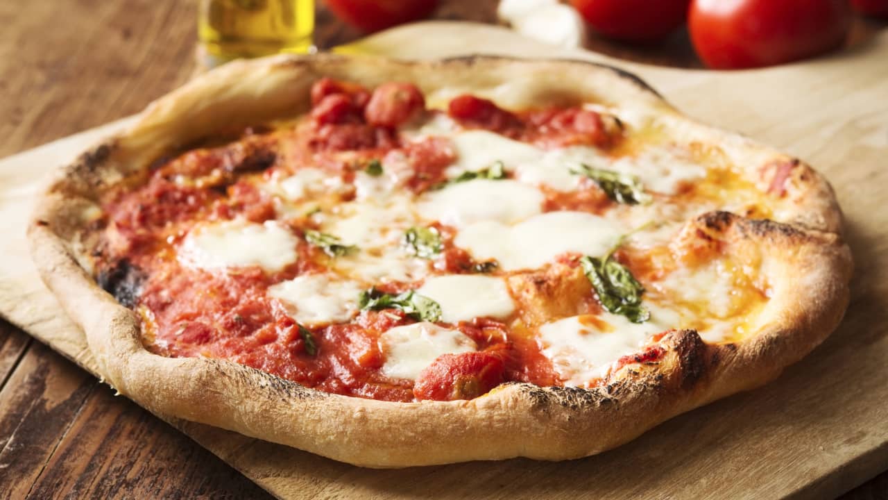مؤرخ يزعم أن البيتزا أمريكية وليست إيطاليا.. هكذا تفاعل الإيطاليون