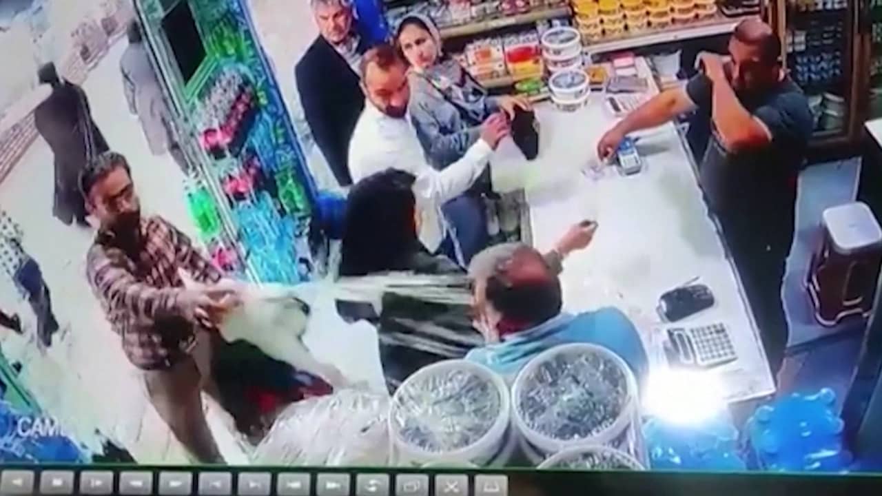 رشهما باللبن.. كاميرا مراقبة لحظة الاعتداء على إيرانيتين داخل متجر لعدم ارتداء الحجاب