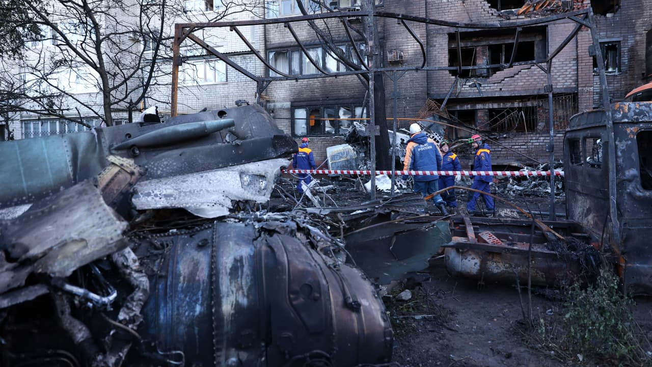 طائرة حربية روسية تسقط قنبلة على مدينة بيلغورود الروسية مخلفة حفرة قطرها 40 مترا
