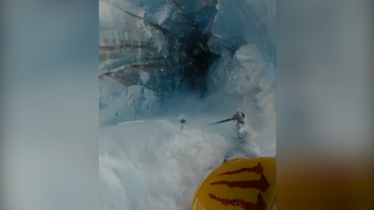 فيديو يظهر لحظة سقوط متزلج في صدع عميق فجأة.. شاهد مصيره