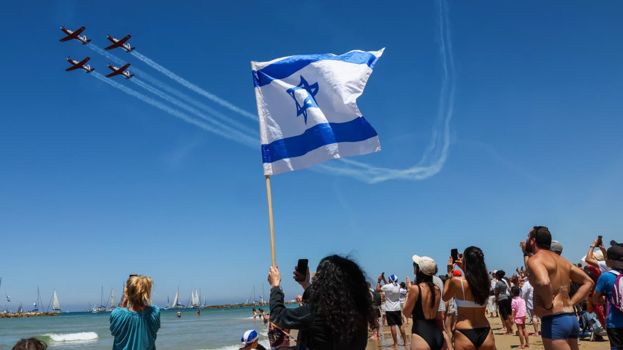 إسرائيل المنقسمة تقف على مفترق طرق محفوف بالمخاطر في الذكرى الـ75 لتأسيسها