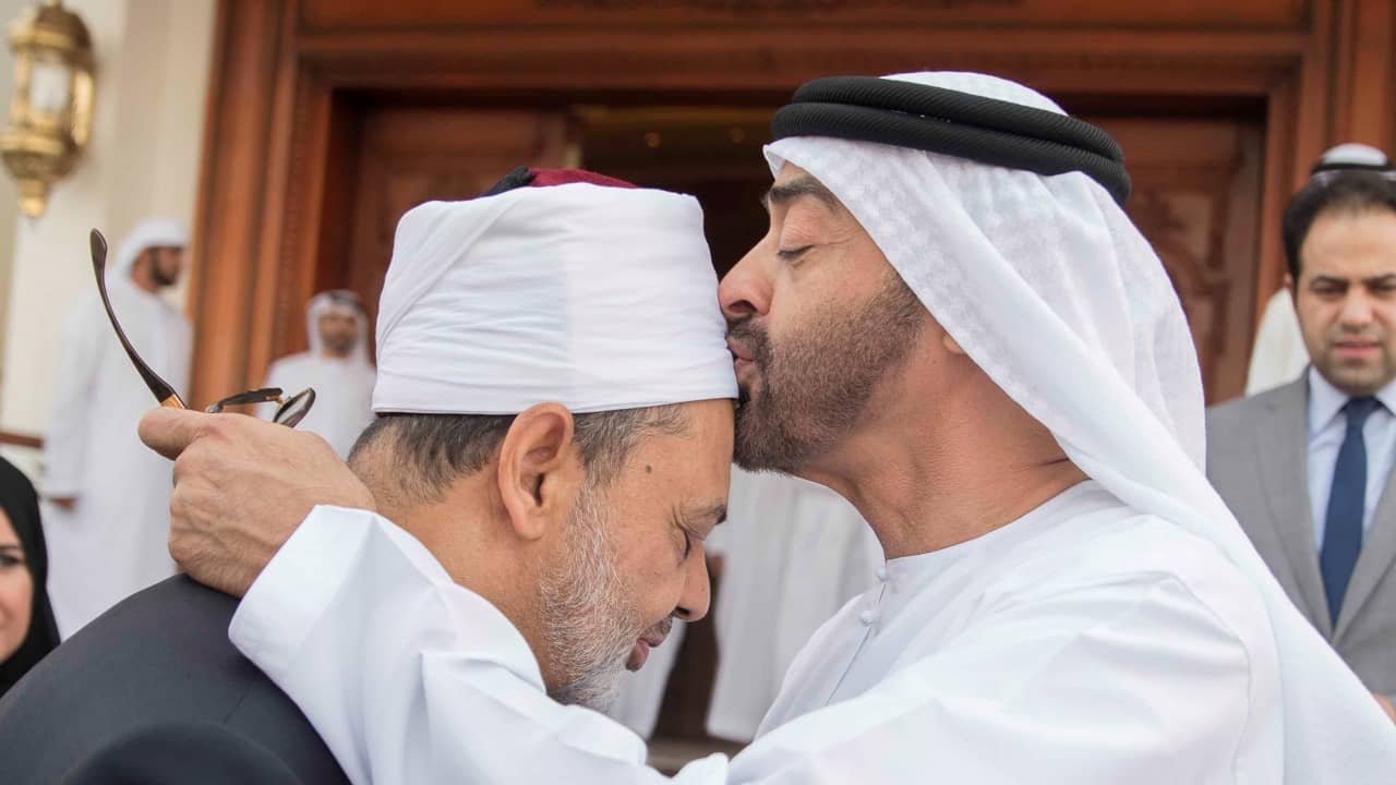 علاء مبارك يعلق على "قبلة احترام وتقدير" من محمد بن زايد لشيخ الأزهر
