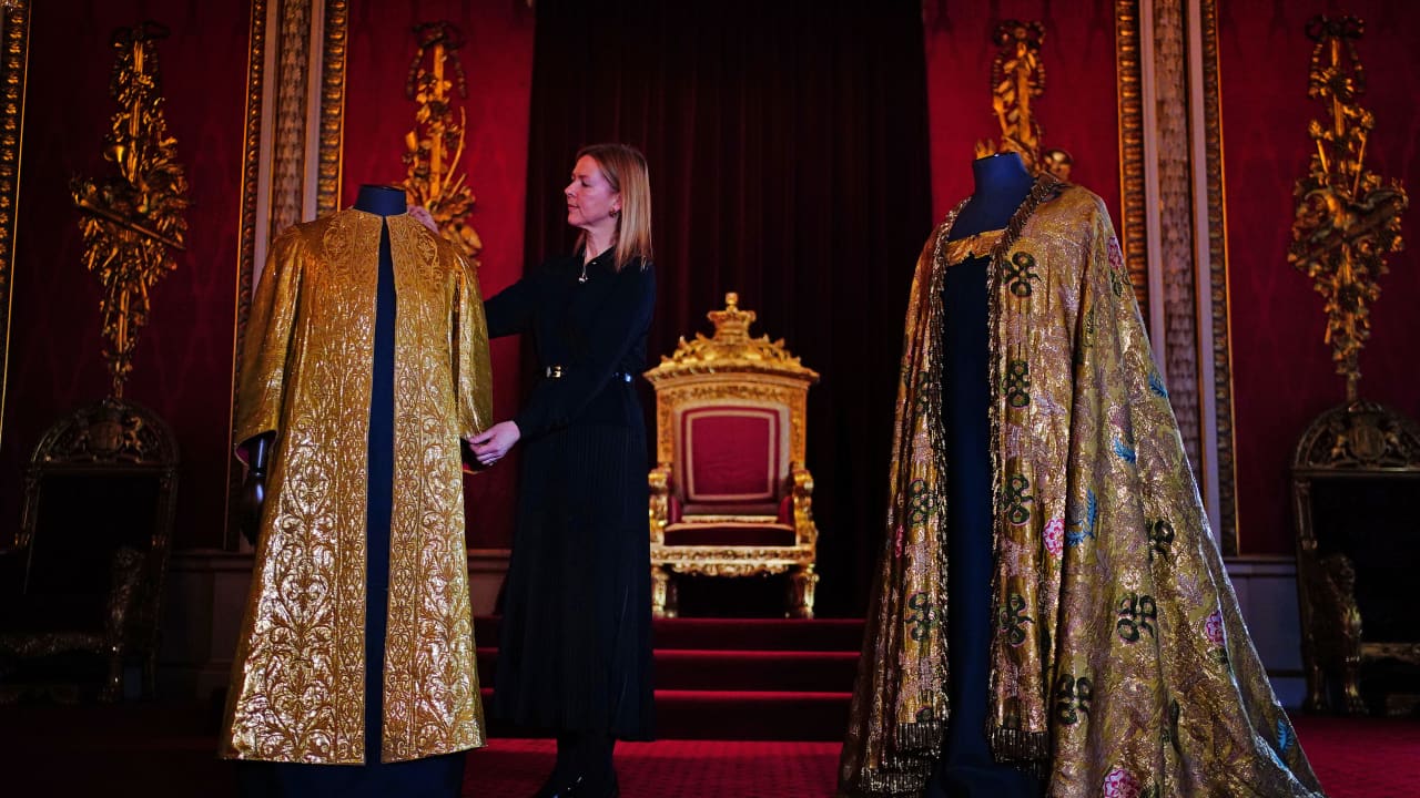 بينها حزام ووشاح إمبراطوري.. الملك تشارلز الثالث يعيد استخدام الملابس التاريخية أثناء تتويجه