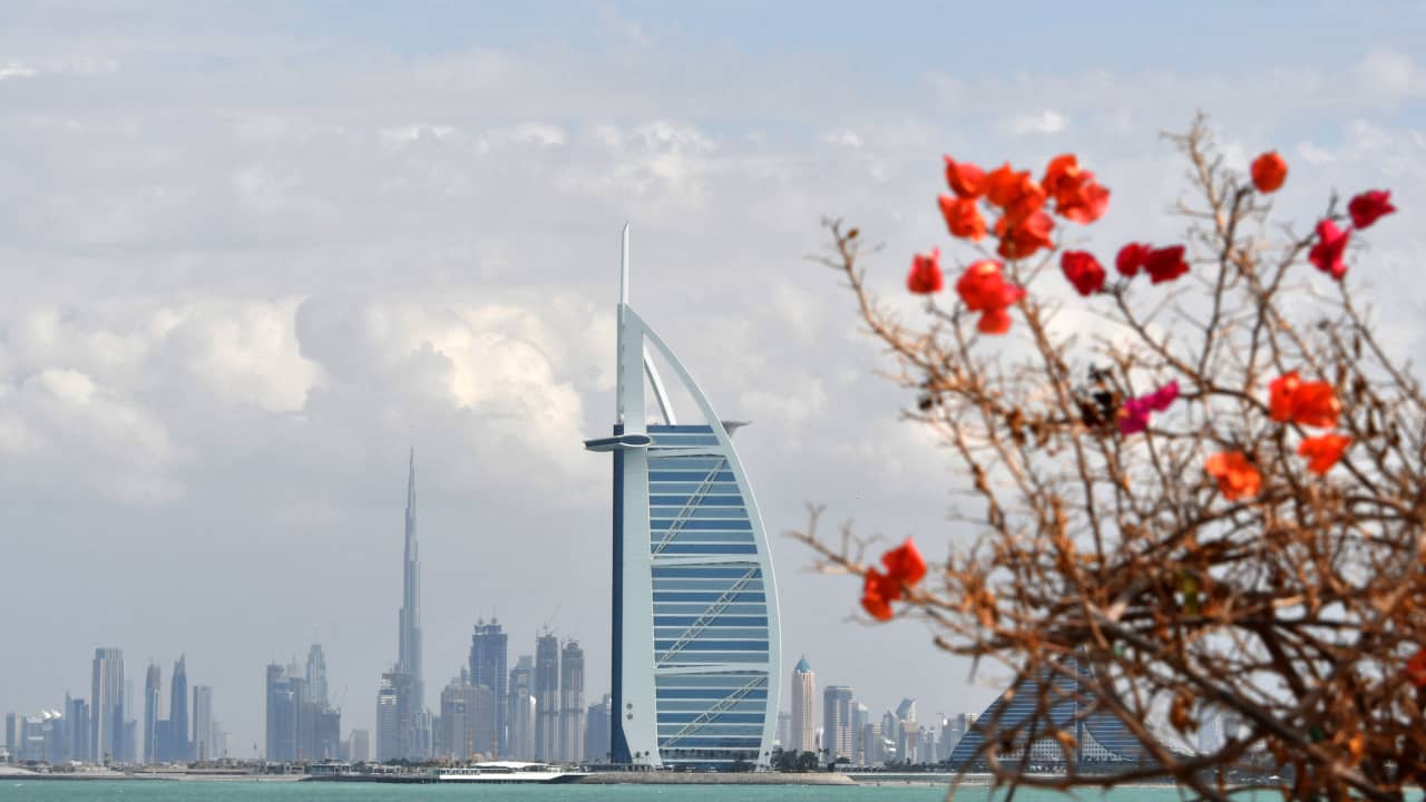 في دبي.. امرأة تعيد إنشاء صورة طفولتها من أمام برج العرب وتجذب الانتباه