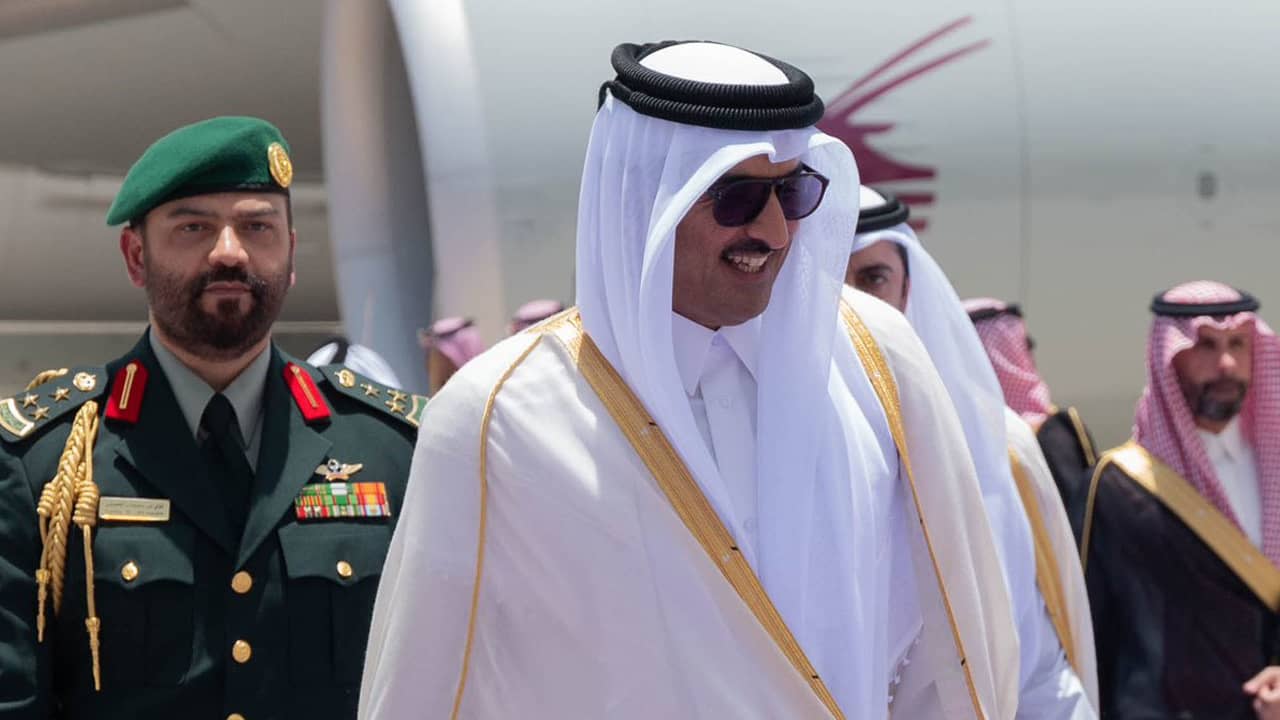 توقيت مغادرة أمير قطر بالقمة العربية يثير تفاعلا وشيخة قطرية تعلق