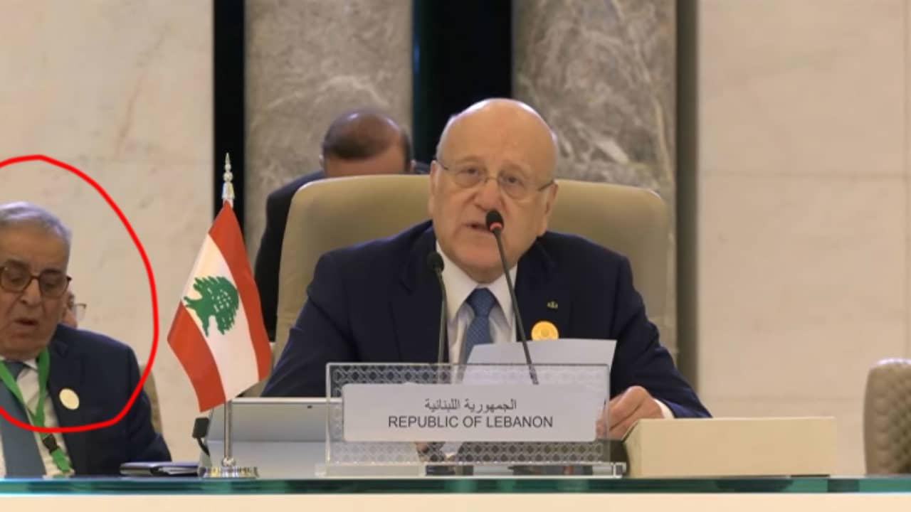 الكاميرا تلتقط "علكة" وزير خارجية لبنان خلال كلمة ميقاتي بالقمة العربية وسط تفاعل