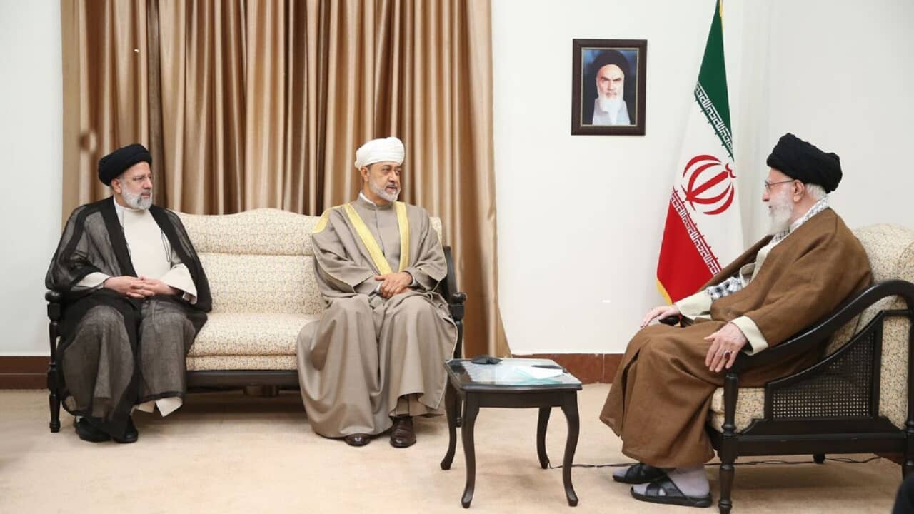 خلال زيارته إلى إيران.. سلطان عُمان يلتقي علي خامنئي بحضور رئيسي