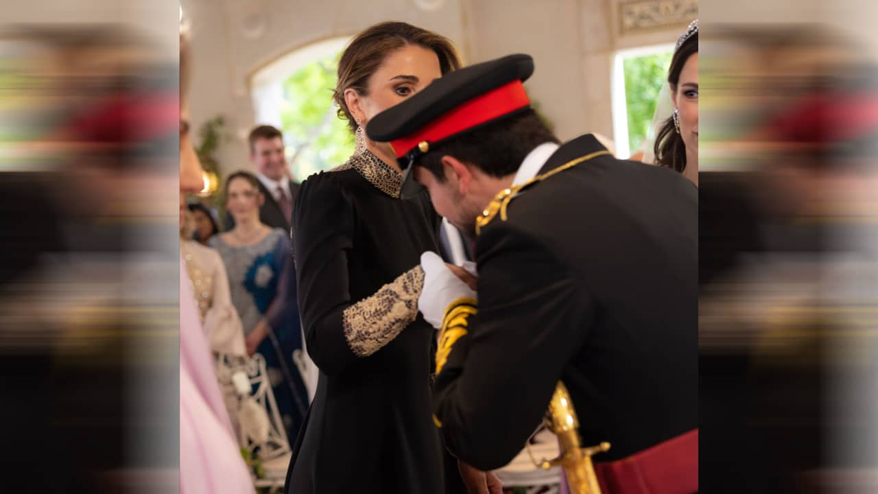 بعد "تربية صح".. لحظة تقبيل ولي عهد الأردن يد أمه الملكة رانيا
