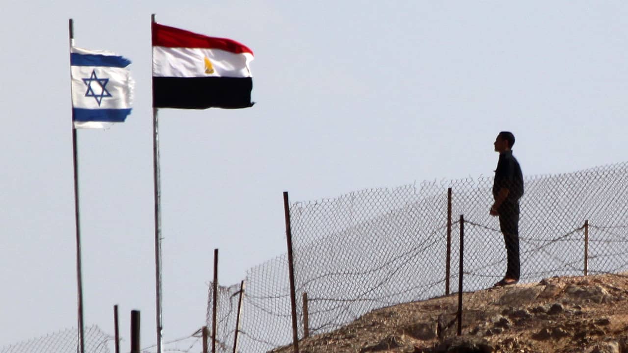إعلامي إسرائيلي يرد الشامتين بمقتل الجنود على حدود مصر: تتبجحون أن الإسلام أوصاكم باحترام المواثيق والعهود
