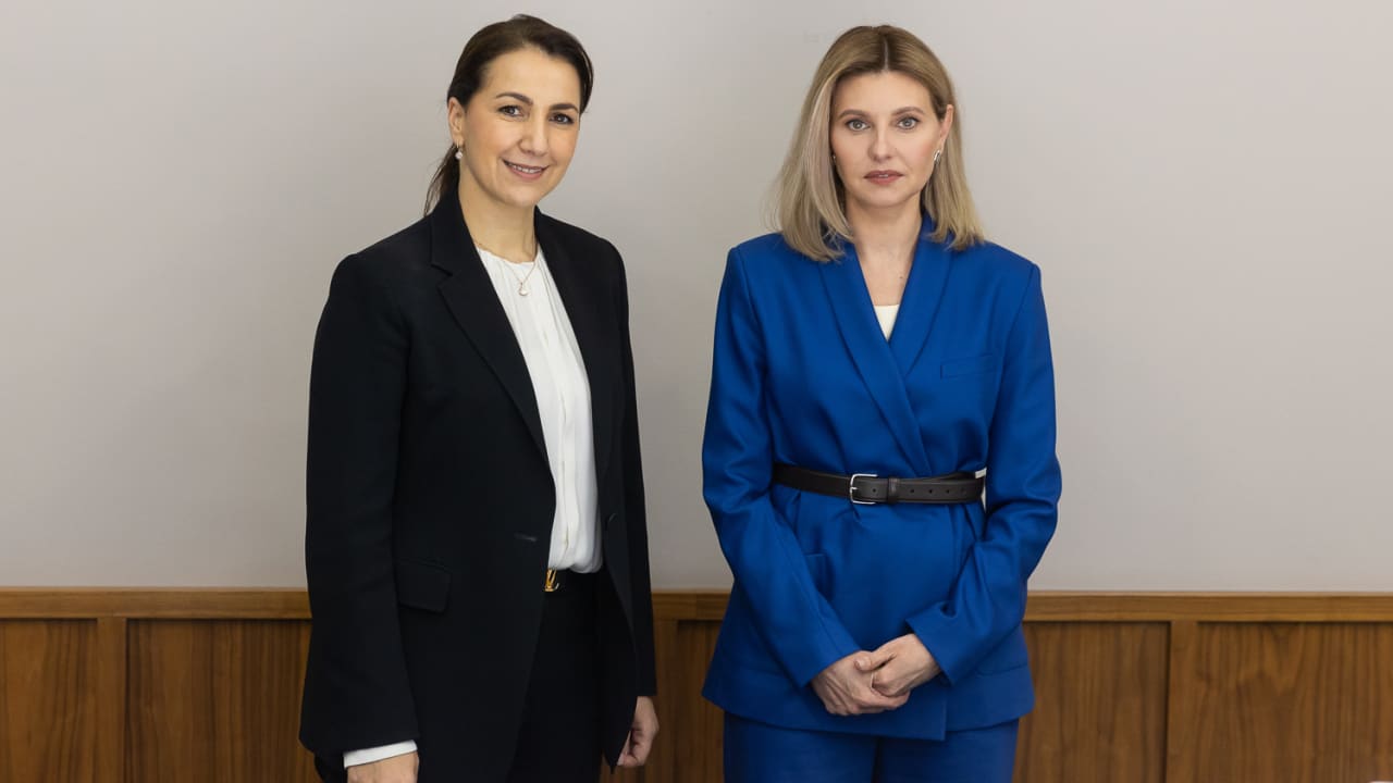 وزيرة إماراتية تجري زيارة رسمية لأوكرانيا وتلتقي زيلينسكي وزوجته