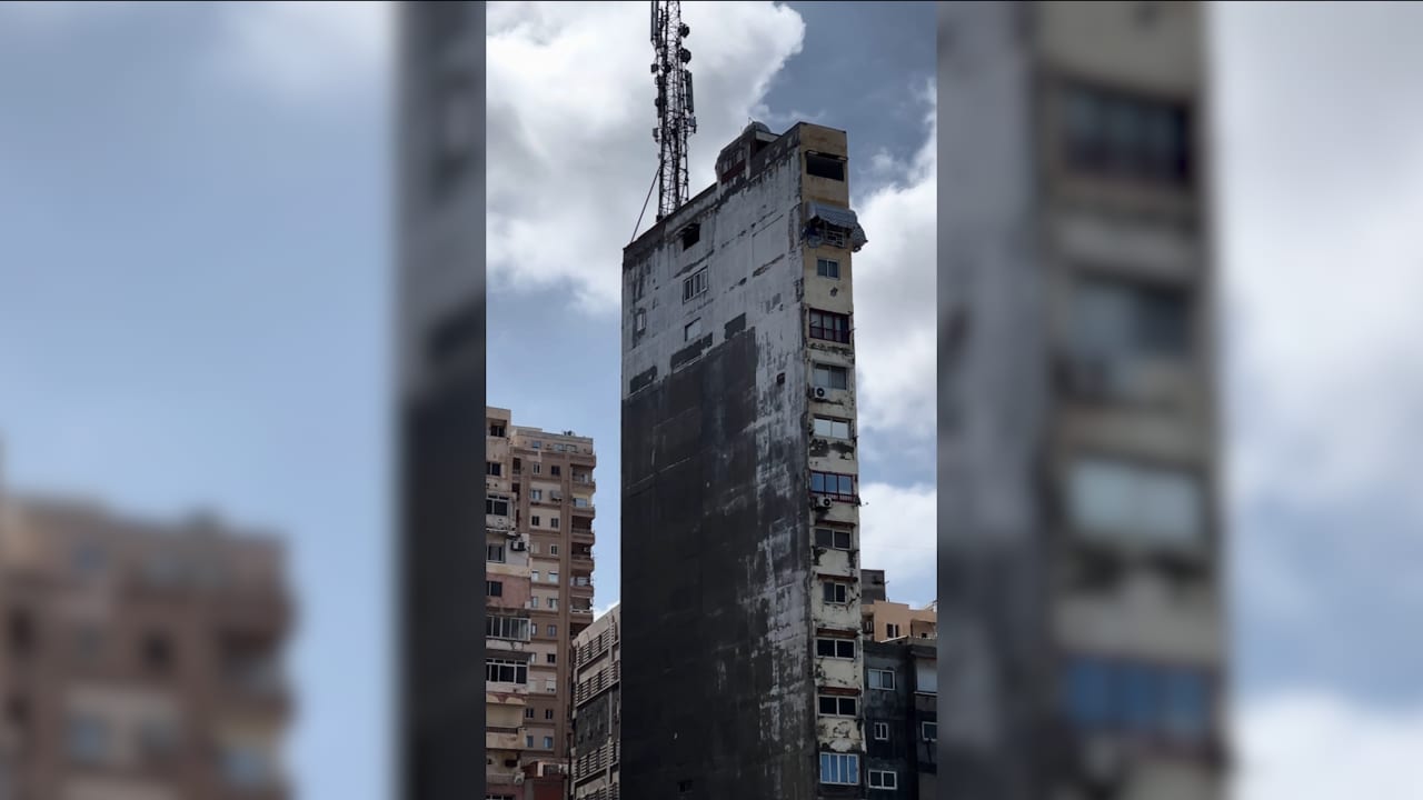 أشبه بشاشة LCD.. مصري يوثق أغرب مبنى سكني في الإسكندرية