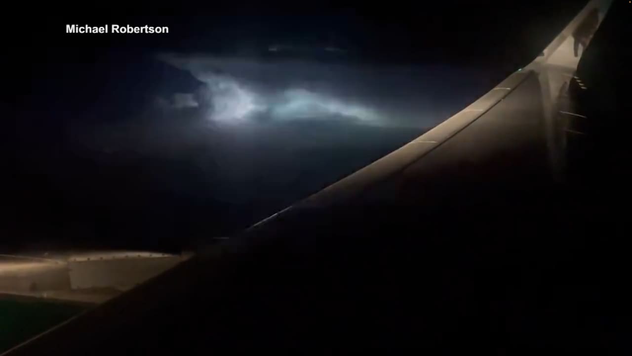 مشهد لا يُصدّق.. راكب طائرة يلتقط بكامرته عاصفة برق تبدو بلا نهاية