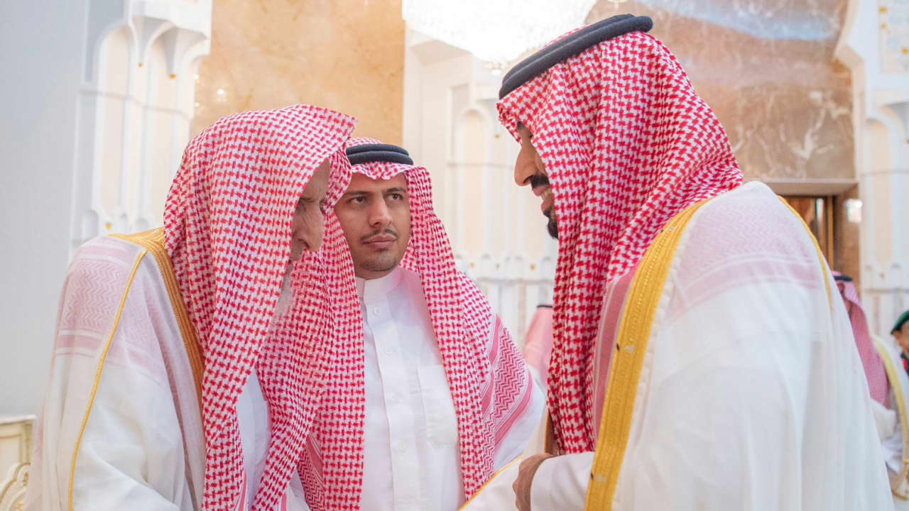 تفاعل على سبب تقبيل محمد بن سلمان رأس مفتي السعودية