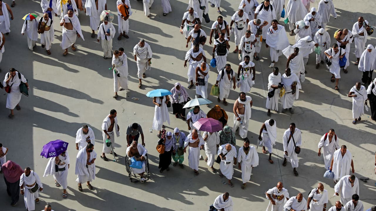 لقطة لوزير سعودي مع 4 مرافقين في منشأة الجمرات تثير تفاعلا