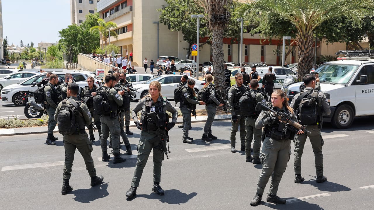 الشرطة الإسرائيلية تعلن إصابة 6 بحادث دهس في تل أبيب ومقتل سائق السيارة.. و"حماس": عملية بطولية