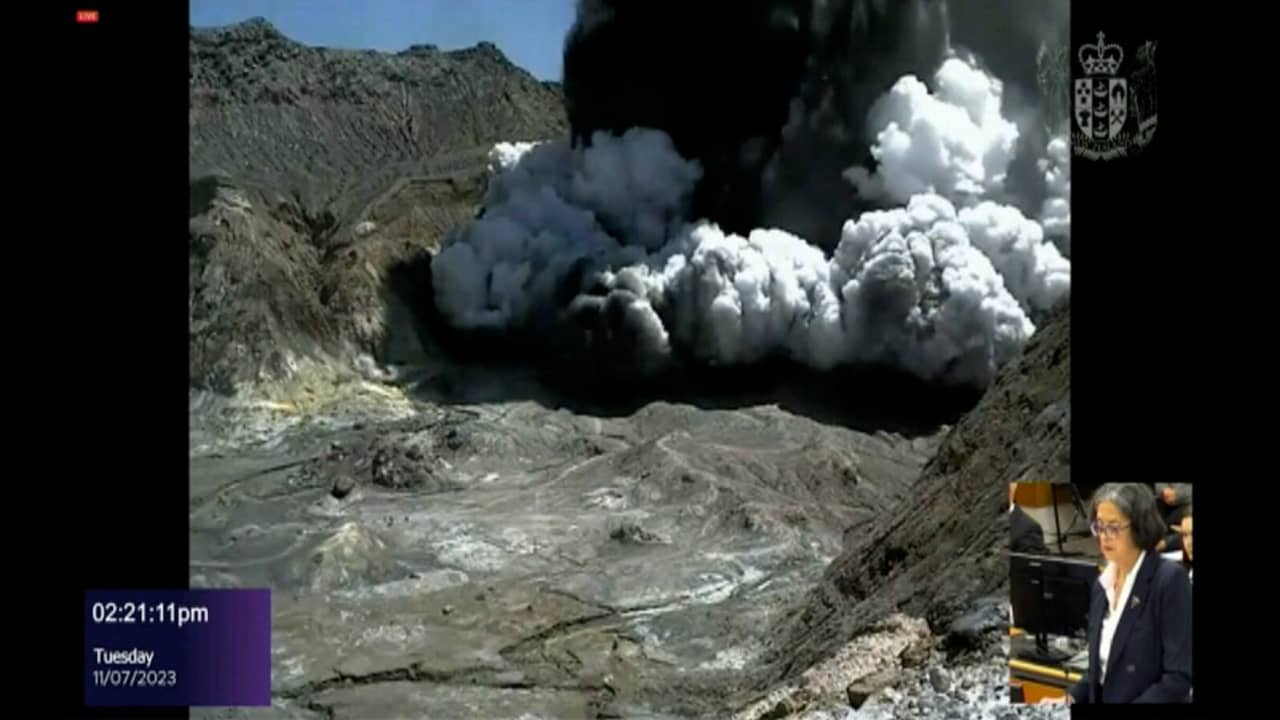كاميرا رصدت آخر لحظات حياتهم.. شاهد مصير سياح لحظة انفجار بركان فجأة في نيوزيلندا