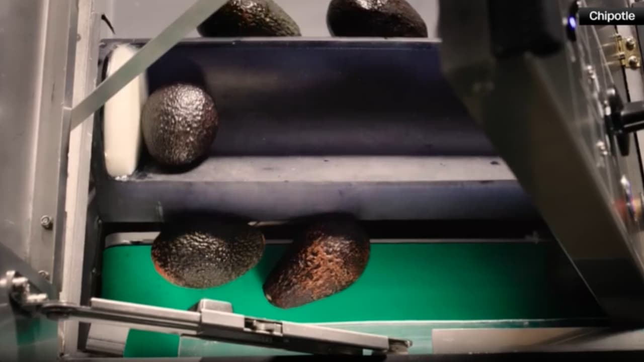شاهد كيف يساعد هذا الروبوت بإعداد طبق "الجواكامولي" المكسيكي