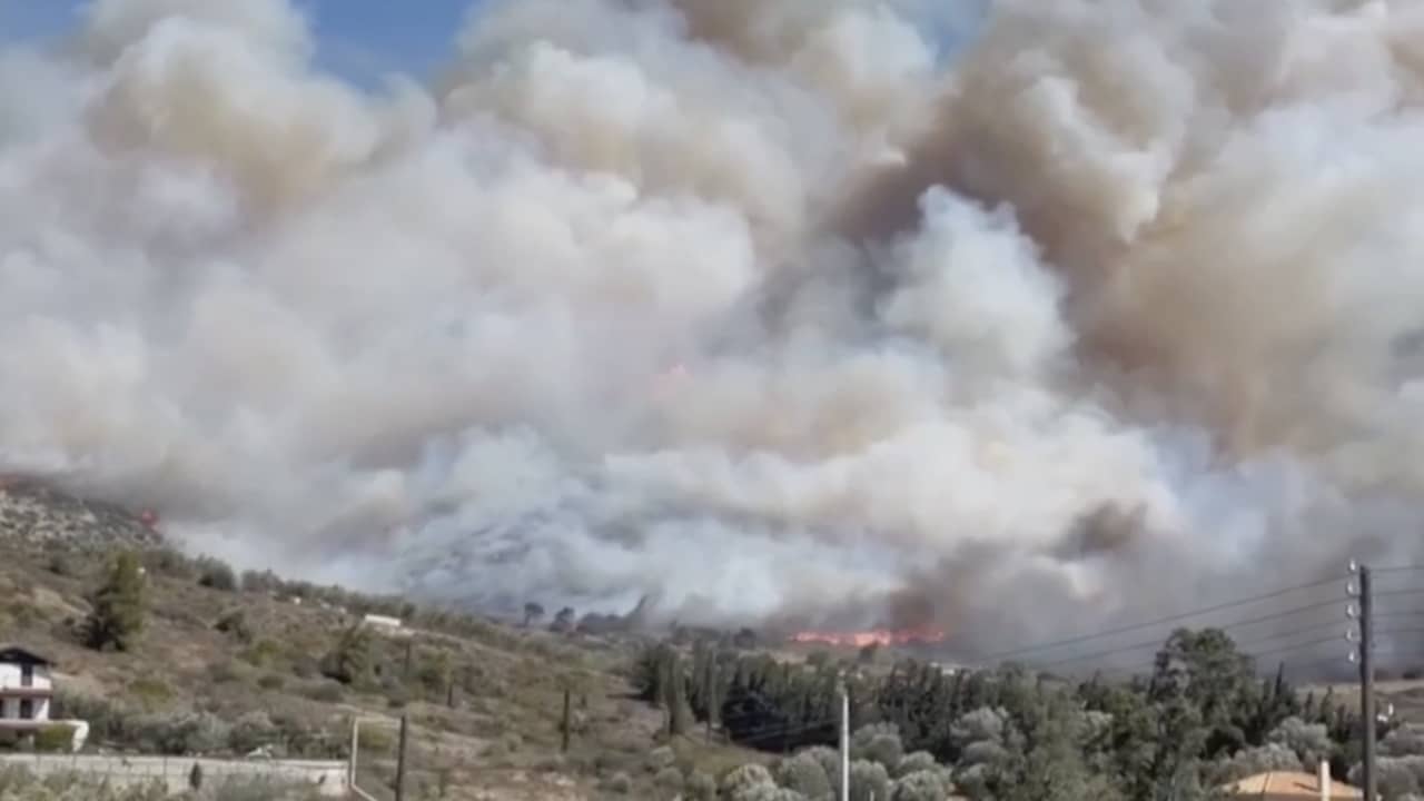 حرائق الغابات تجبر السلطات على إجلاء السكان بالقرب من العاصمة اليونانية
