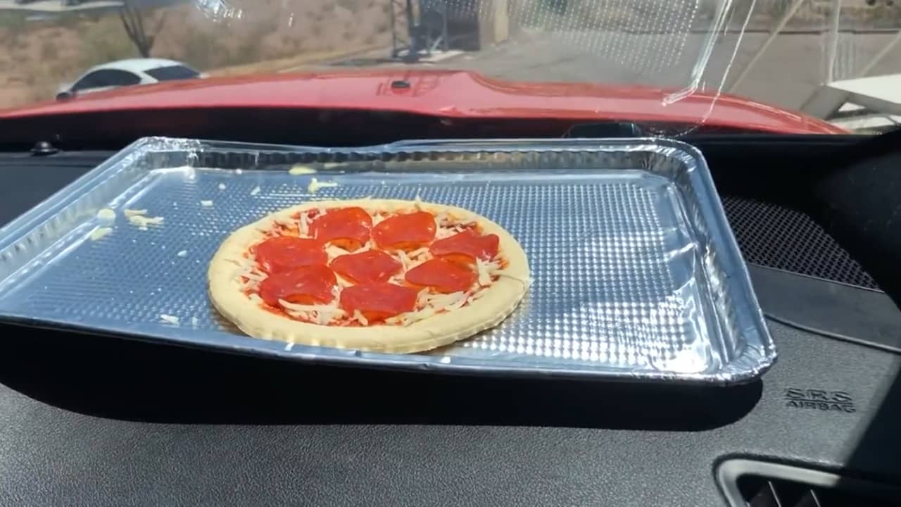 تجربة خَبز بيتزا داخل سيارة للتحذير من الطقس الحار.. شاهد النتيجة