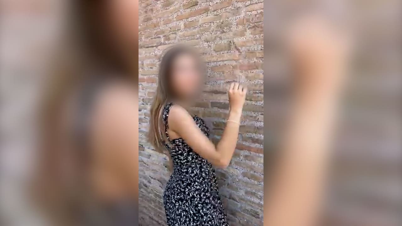 كشفها مرشد سياحي.. كاميرا ترصد ما فعلته مراهقة عند مبنى تاريخي في روما