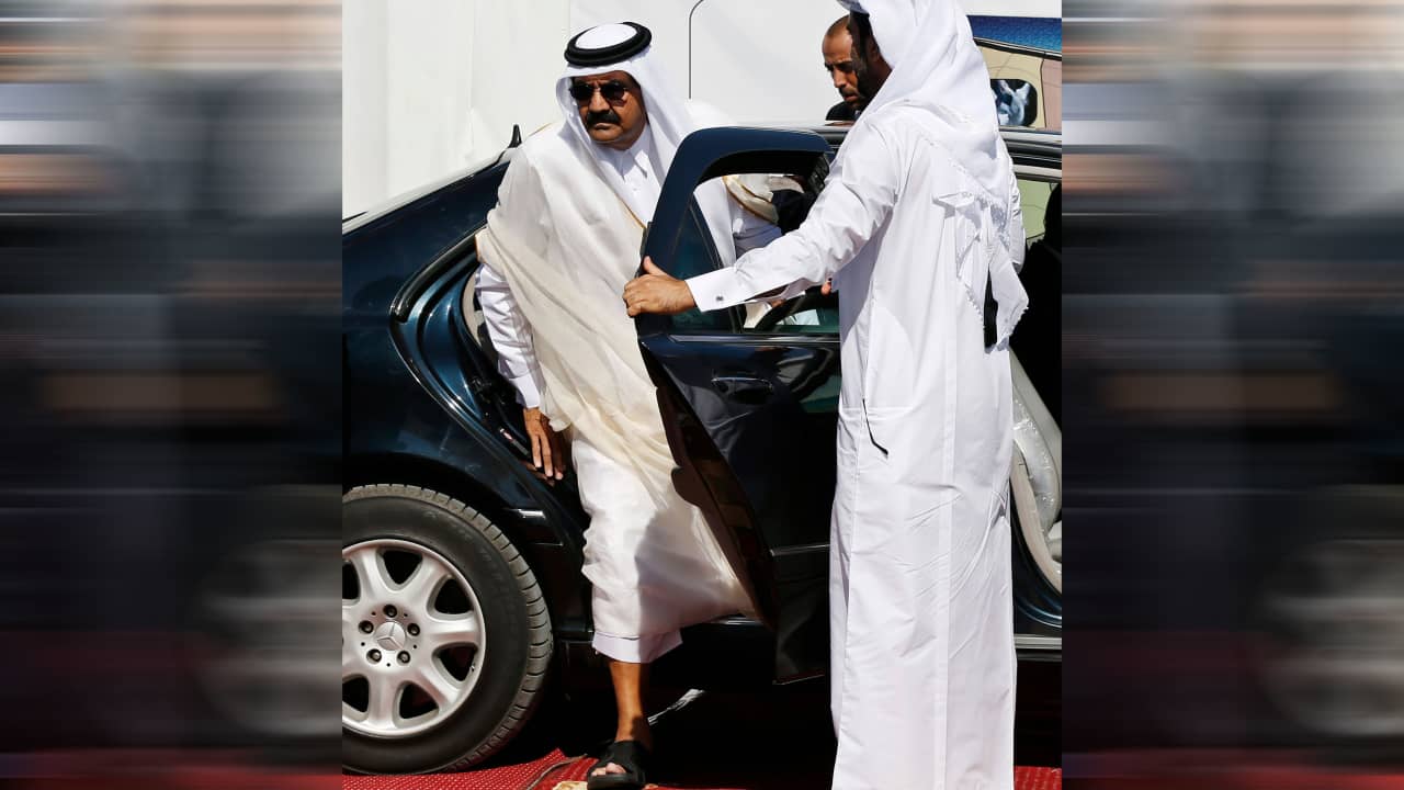 شيخة قطرية تنشر صورة مؤثرة لأمير قطر "الوالد" خلال دفن عمه السبت