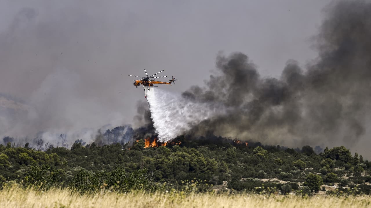 "نحن في حالة حرب".. رئيس وزراء اليونان يصف الحرائق المندلعة في جميع أنحاء بلاده