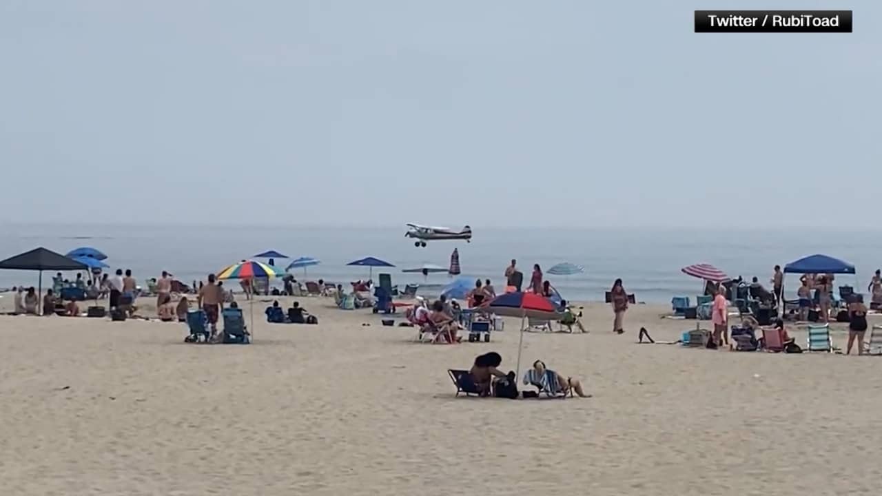 وسط ذهول الناس.. فيديو يظهر لحظة تحطم طائرة على شاطىء مكتظ في أمريكا