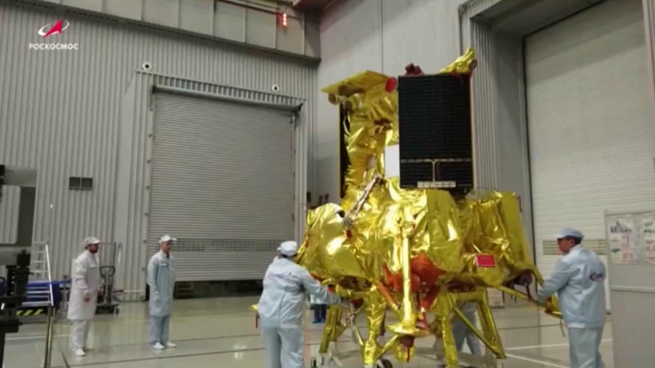 روسيا تنشر قمرًا صناعيًا عسكريًا جديدًا قبل أيام من إطلاق مركبة للهبوط على القمر