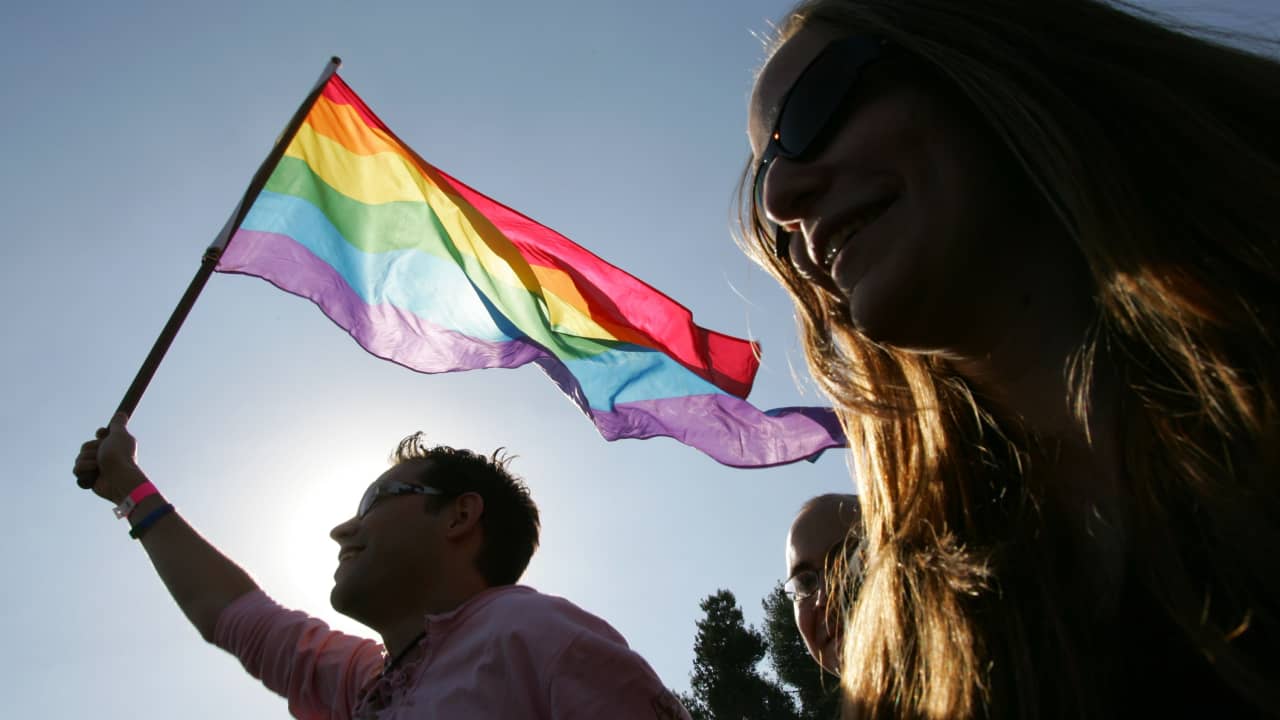 العفو الدولية تحث العراق على إلغاء قرار منع وسائل الإعلام من استخدام مصطلحي "المثلية الجنسية" و"الجندر"