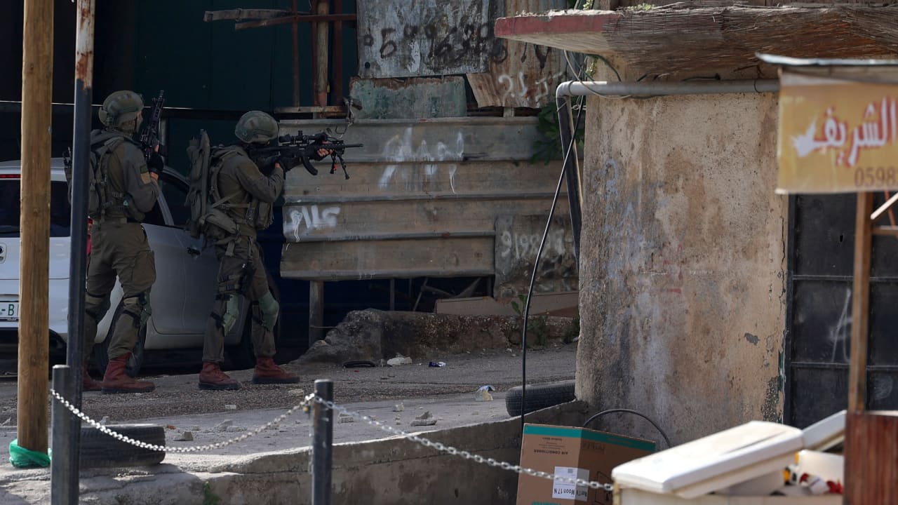 الصحة الفلسطينية تعلن مقتل فلسطيني وإصابة 8 بتوغل إسرائيلي في الضفة الغربية