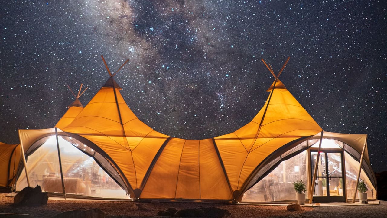 لعشاق مشاهدة النجوم..هذه الخيمة الفاخرة حاصلة على اعتمادٍ خاص
