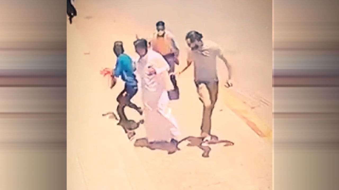 السعودية.. فيديو عمليات سلب لعملاء بنوك وكيف داهمتهم الشرطة