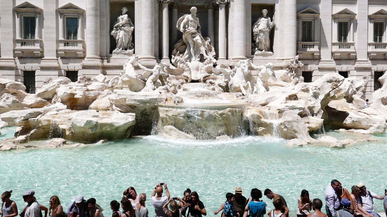 في روما.. توثيق سائحة وهي تتسلق نافورة "تريفي" التاريخية لتعبئة زجاجة ماء