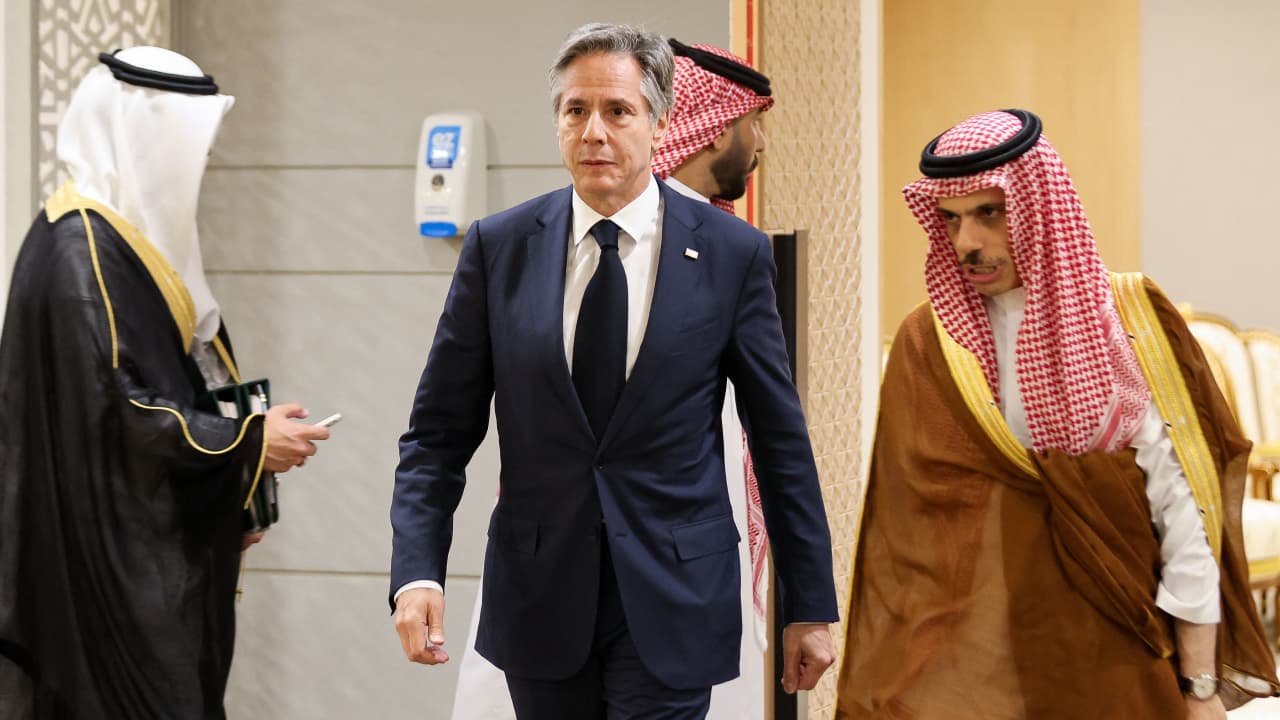 وزير الخارجية السعودي يتلقى اتصالاً هاتفياً من نظيره الأمريكي.. وهذا ما بحثاه